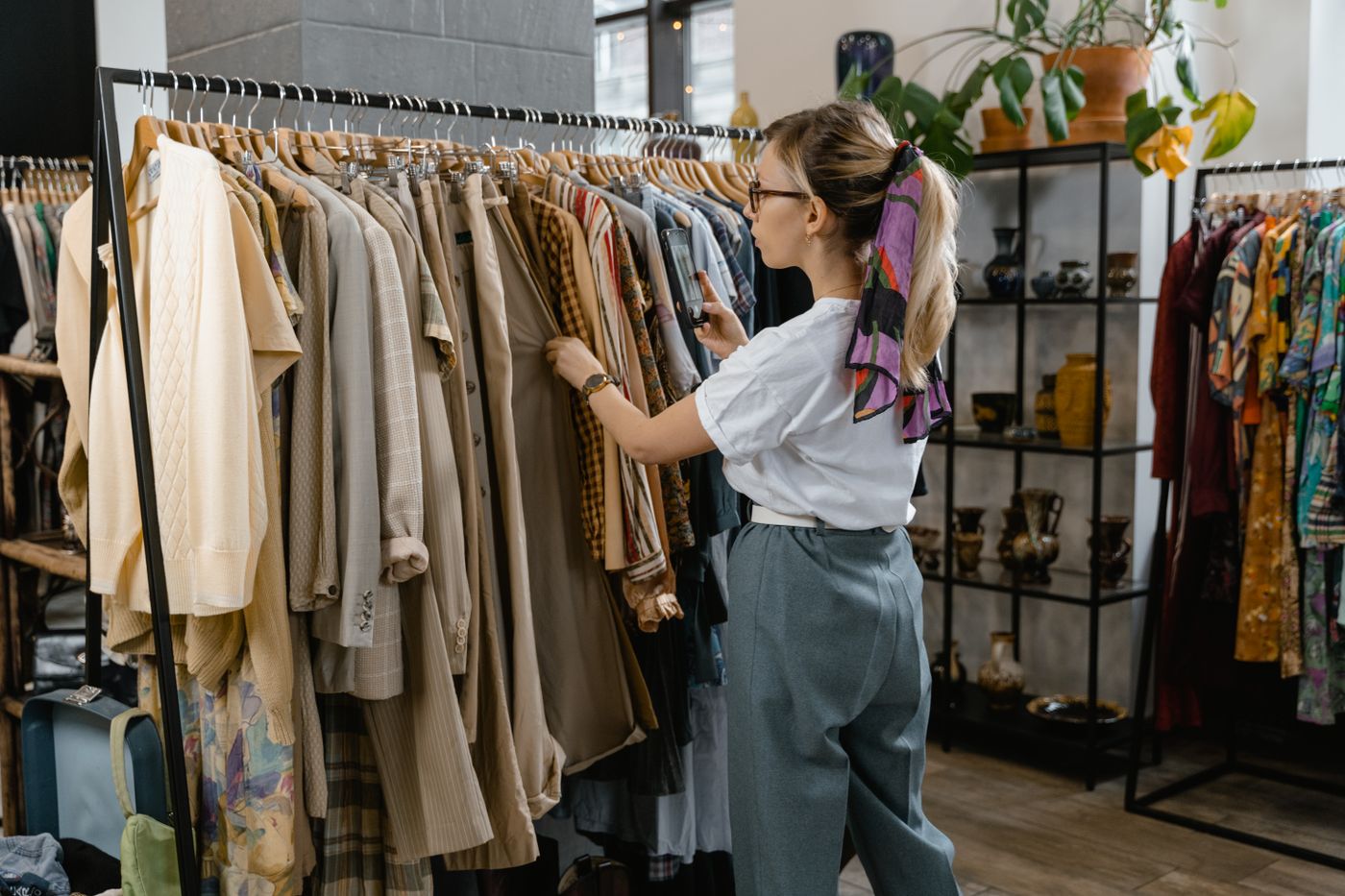 Kleding bekijken in een boutique