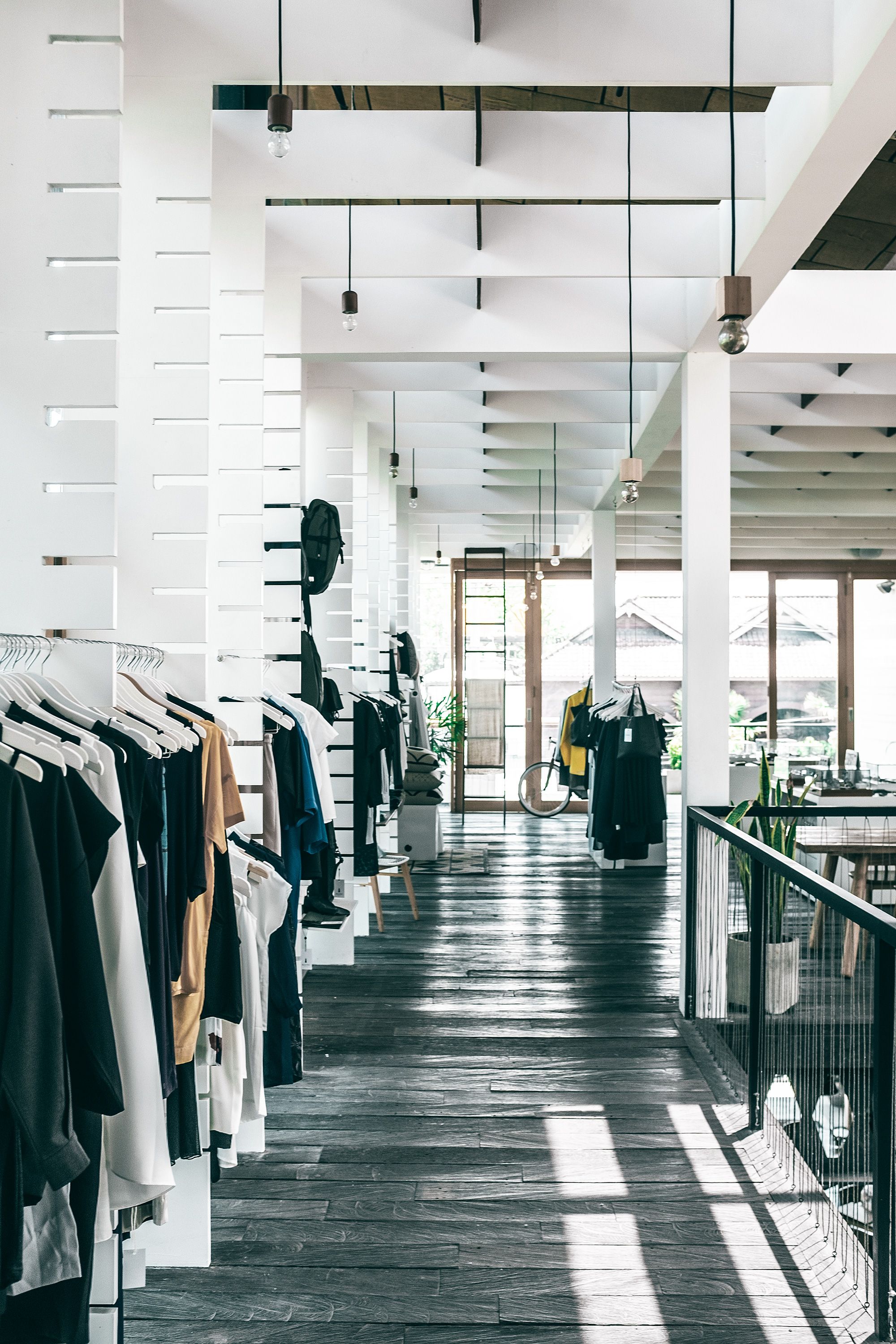 Boutique met een zorgvuldig gepresenteerde kledingcollectie