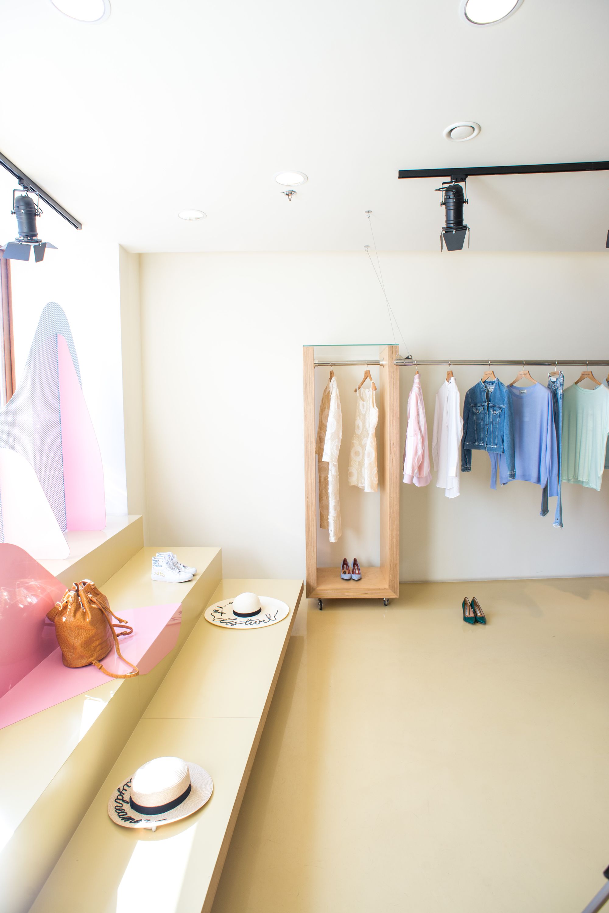 Een lichte boutique met kleding en accessoires