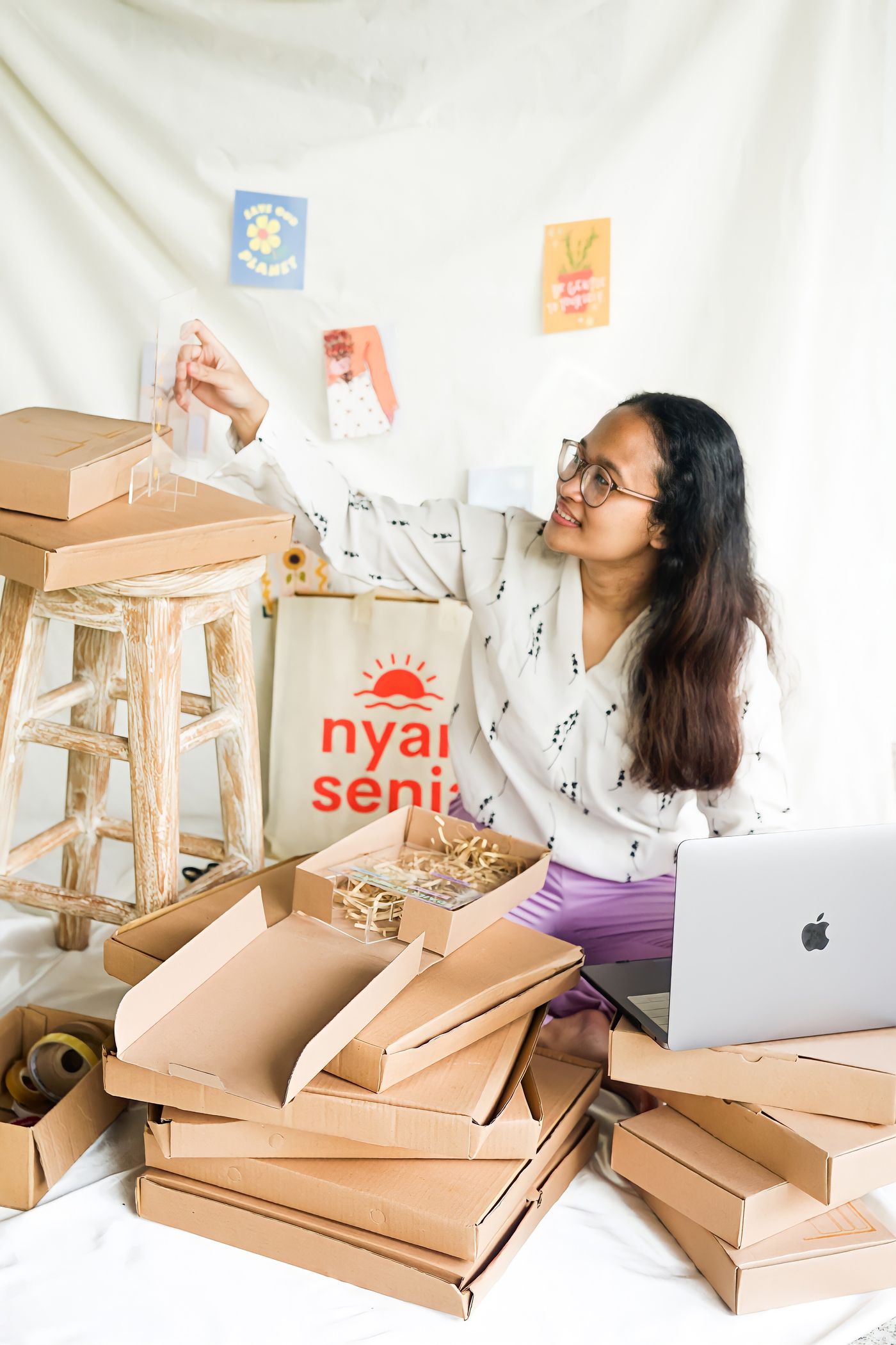 Vrouw met een laptop en cadeauverpakkingen