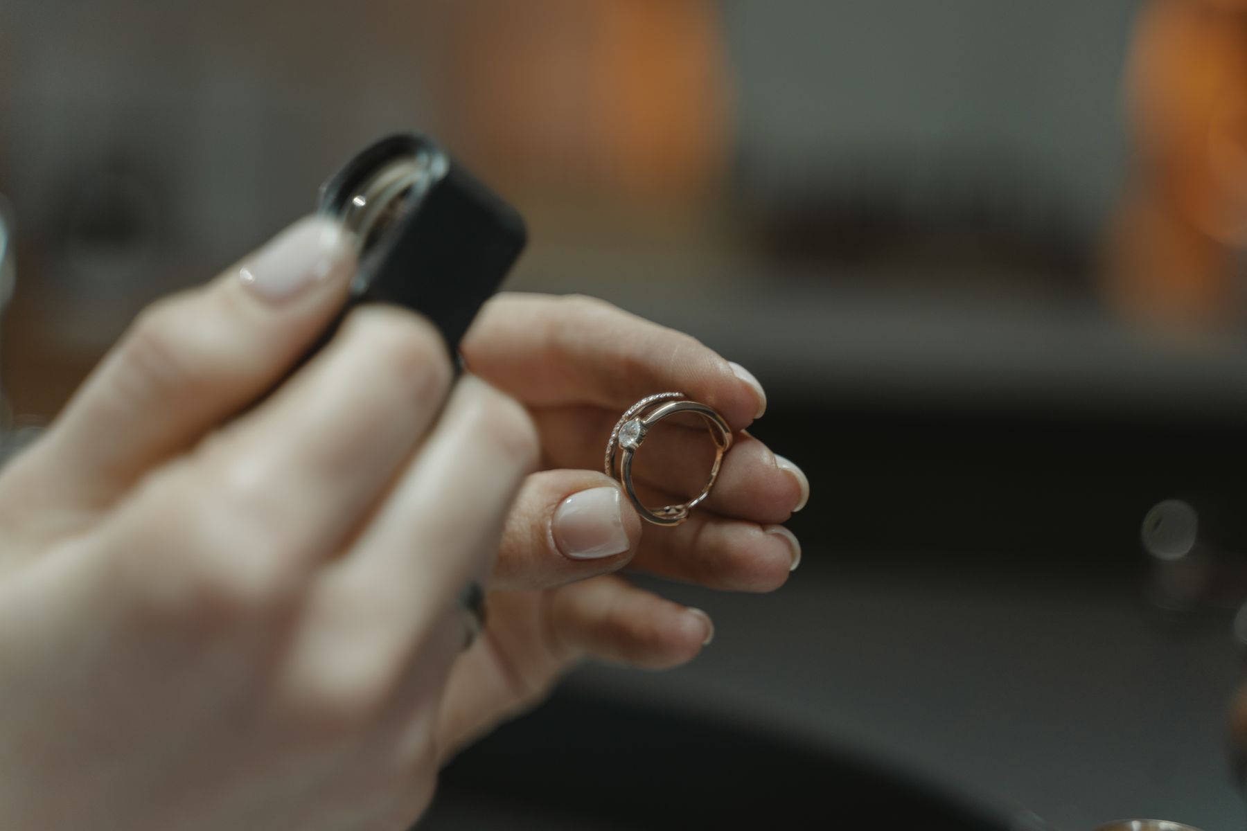 Juwelier controleert een ring met een vergrootglas