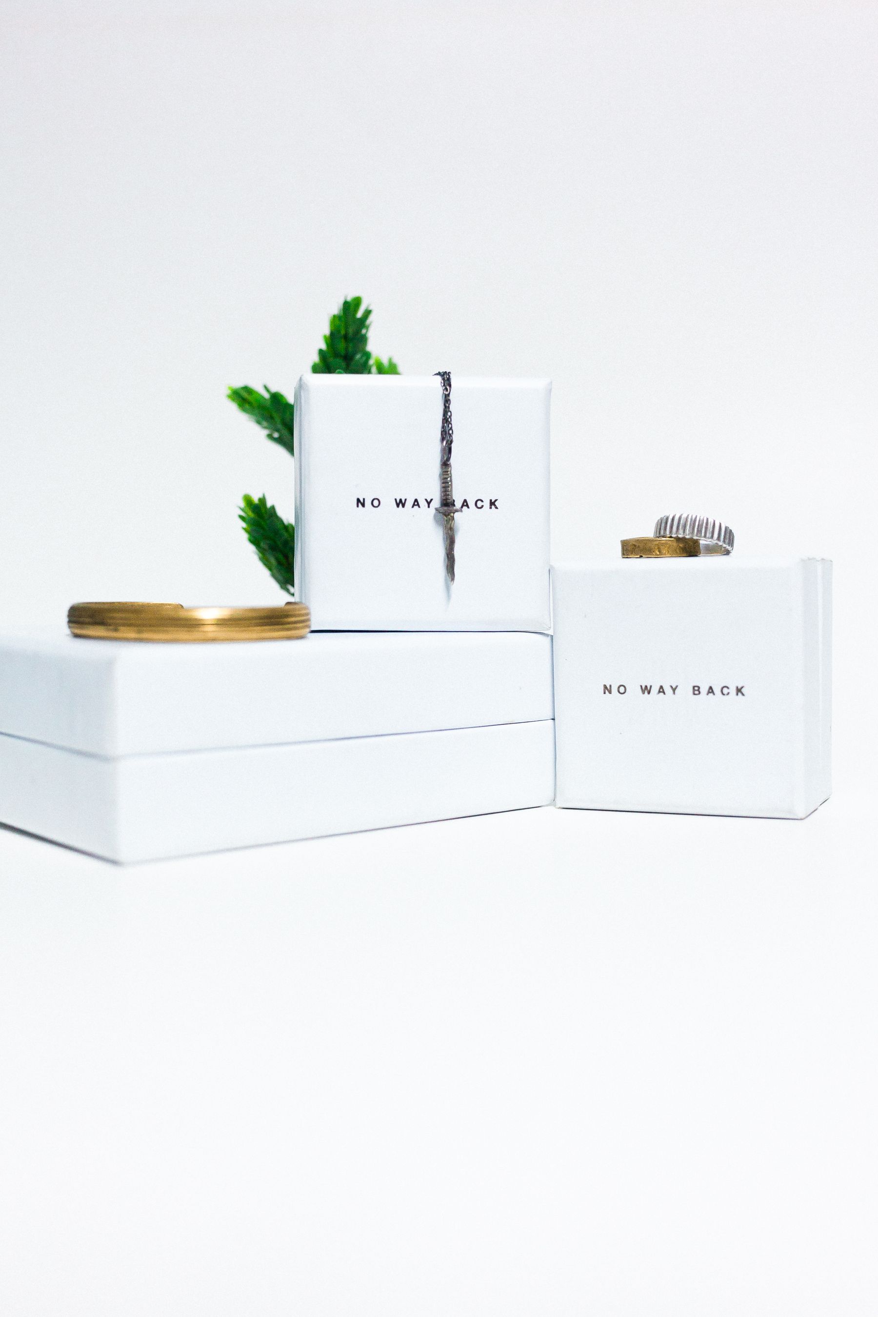 Ringen en armbanden gepresenteerd op witte productdoosjes