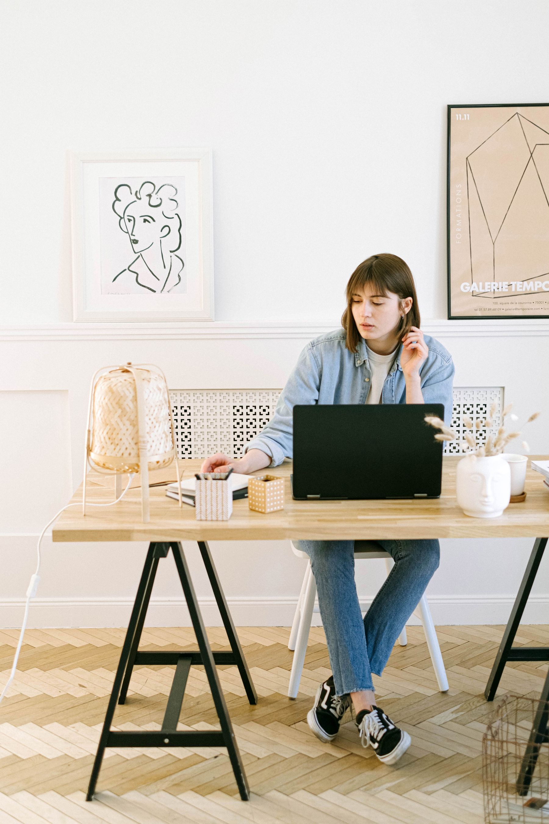Werkplek waar aan een webshop wordt gewerkt