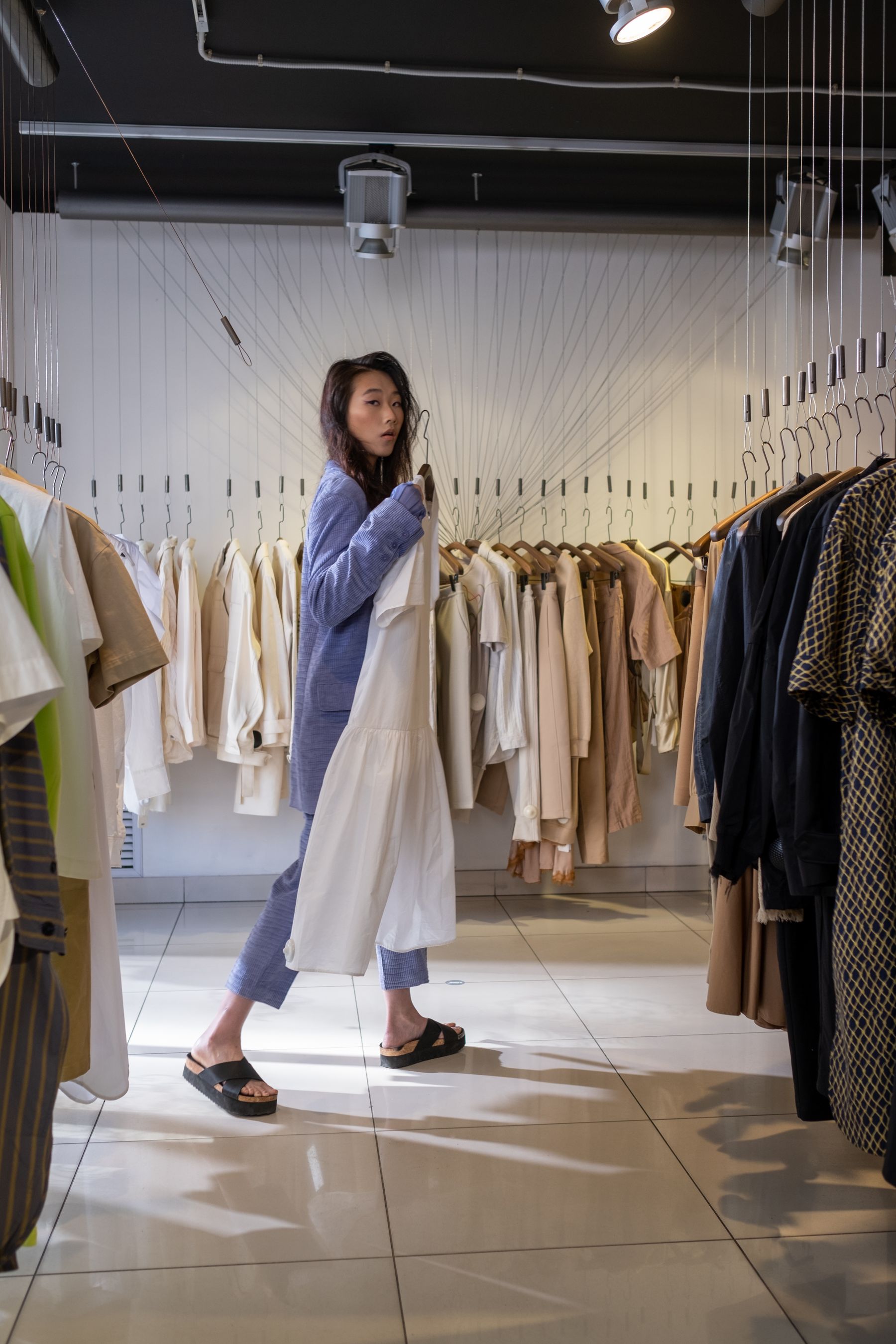 Een klant bekijkt kleding in een boutique