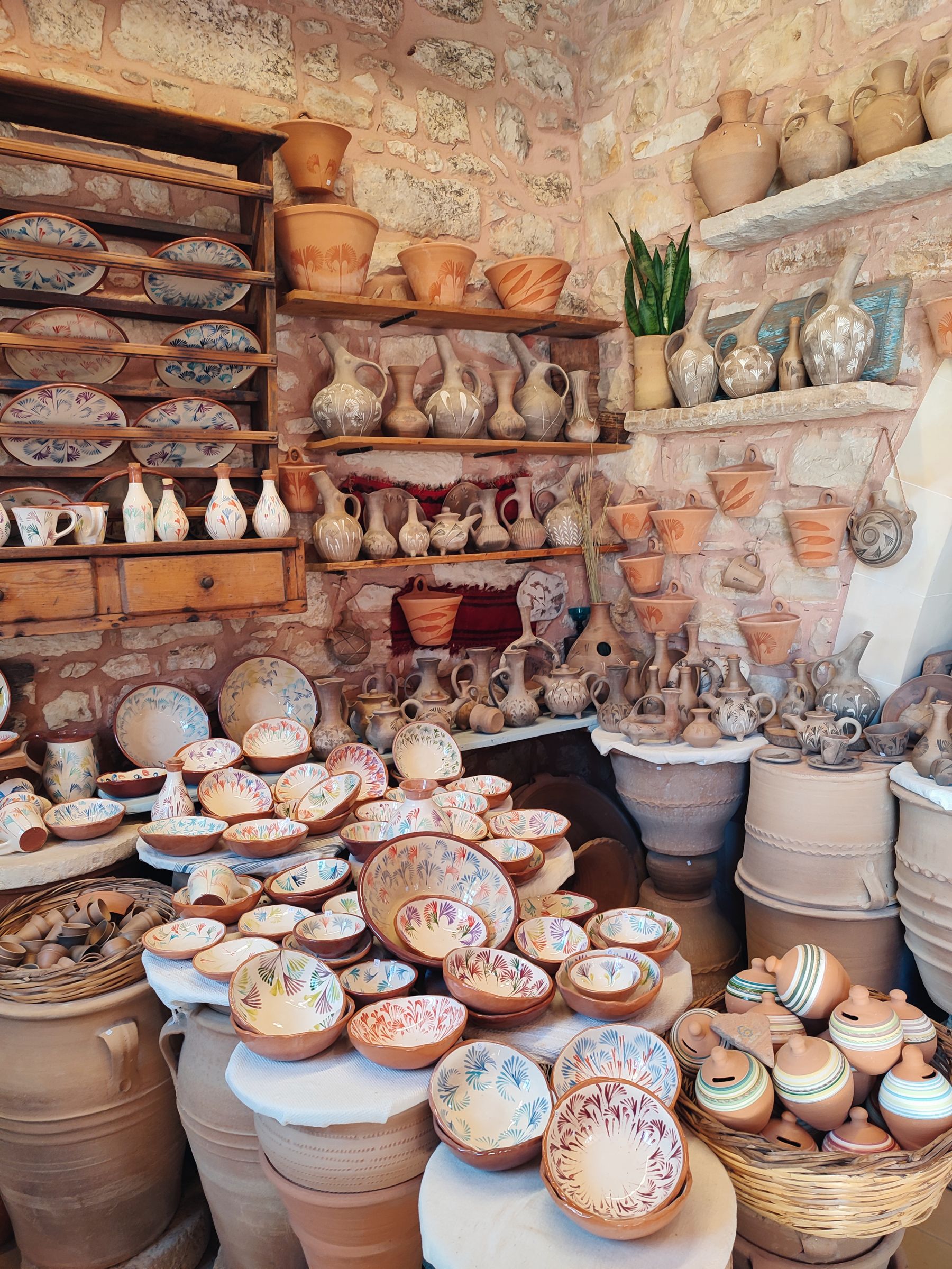 Keramische schalen en potten uitgestald in een winkel