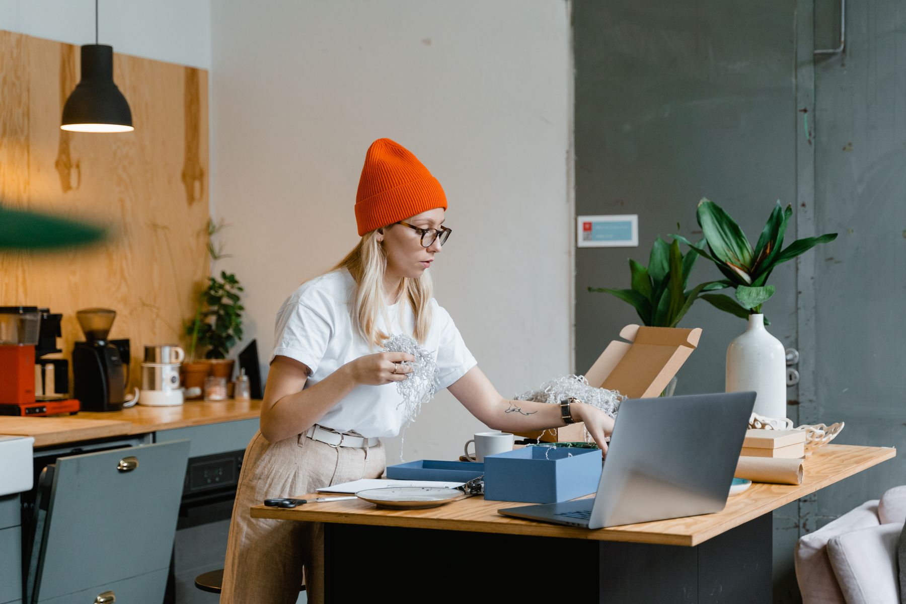Een ondernemer werkt thuis met haar laptop