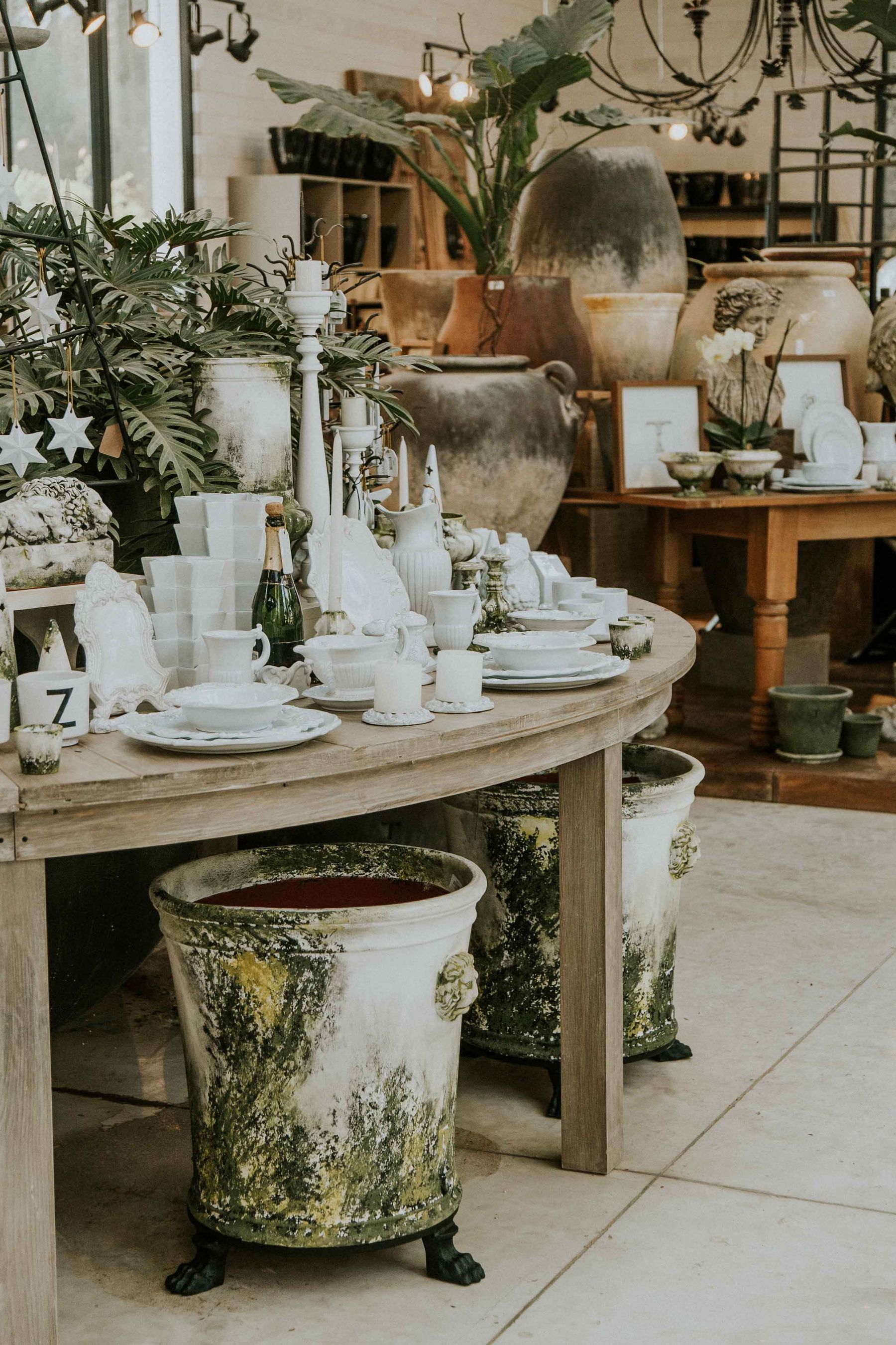 Een tafel met witte keramiek voor een wooncollectie