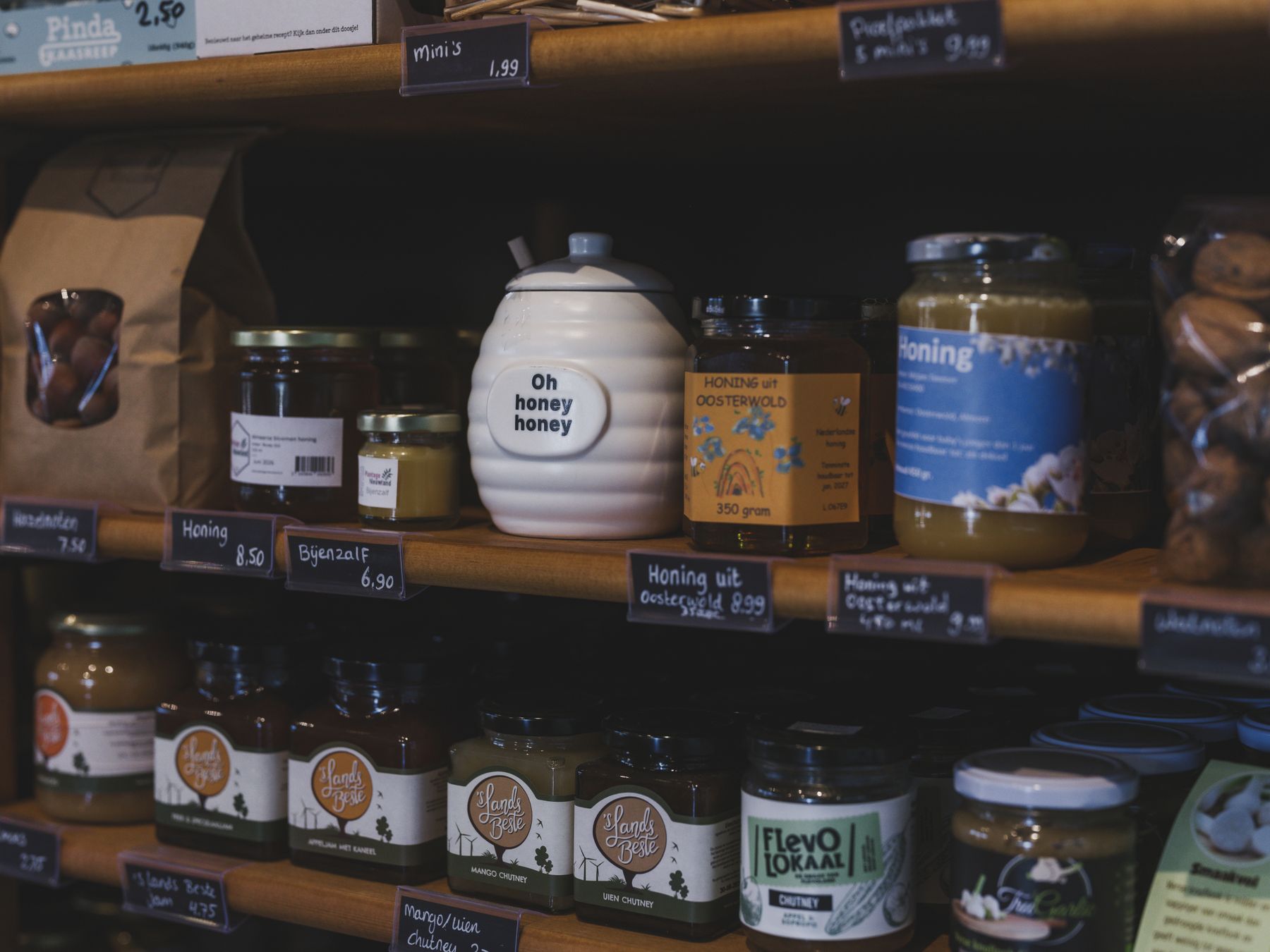 Honing en lokale producten op houten winkelplanken