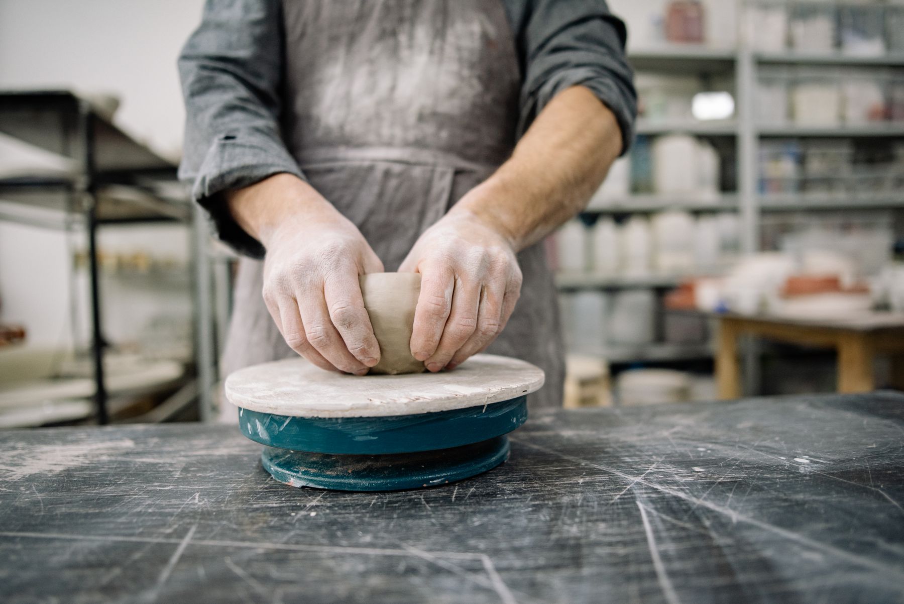 Een pottenbakker vormt klei met de hand