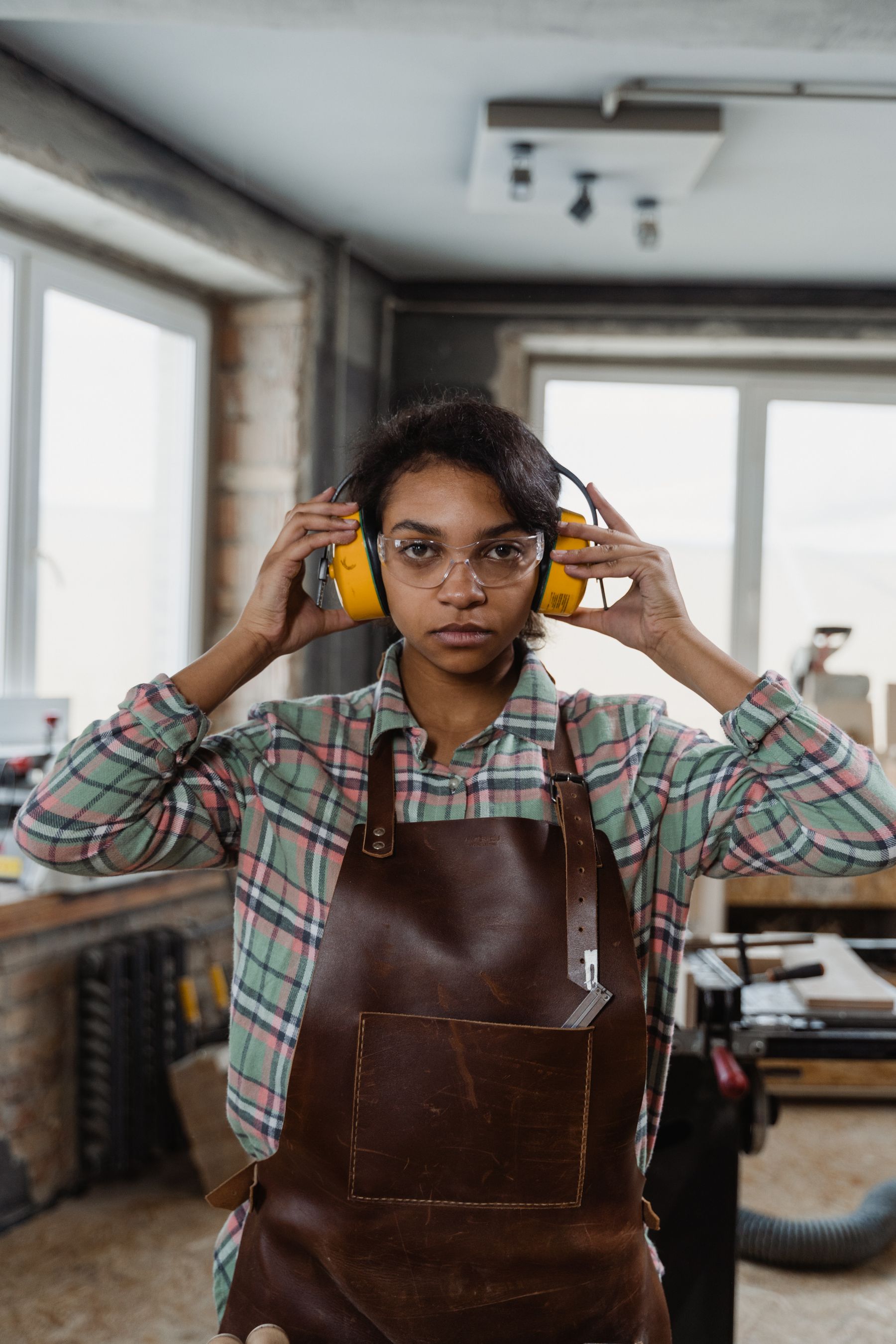 Een houtbewerker in haar werkplaats
