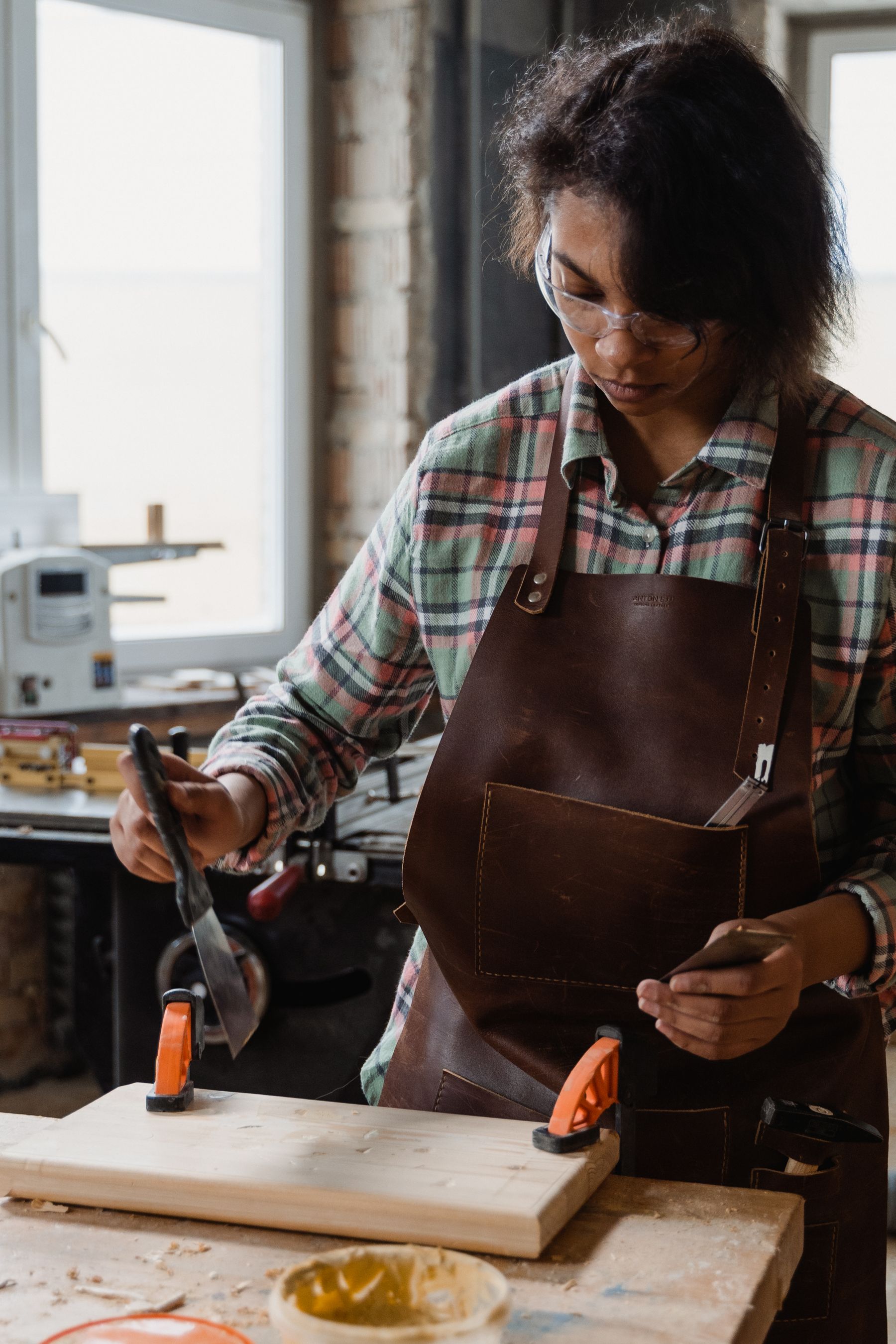 Een maker werkt aan een houten product