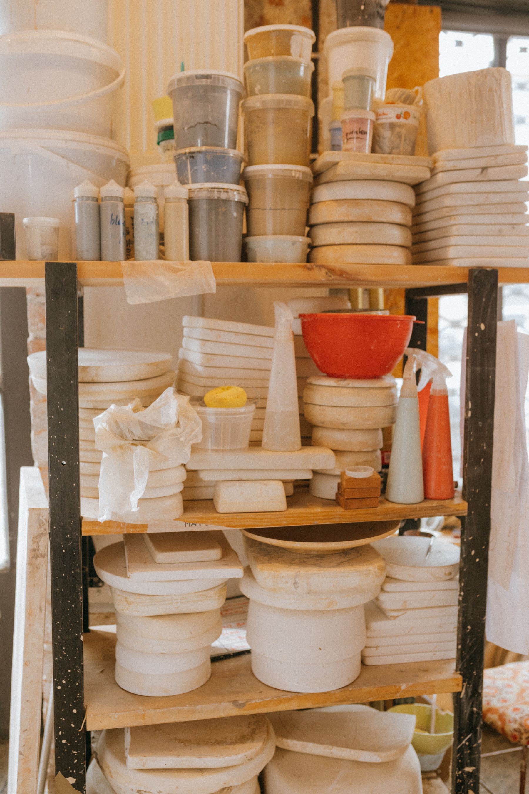 Kleine series keramiek op een houten plank