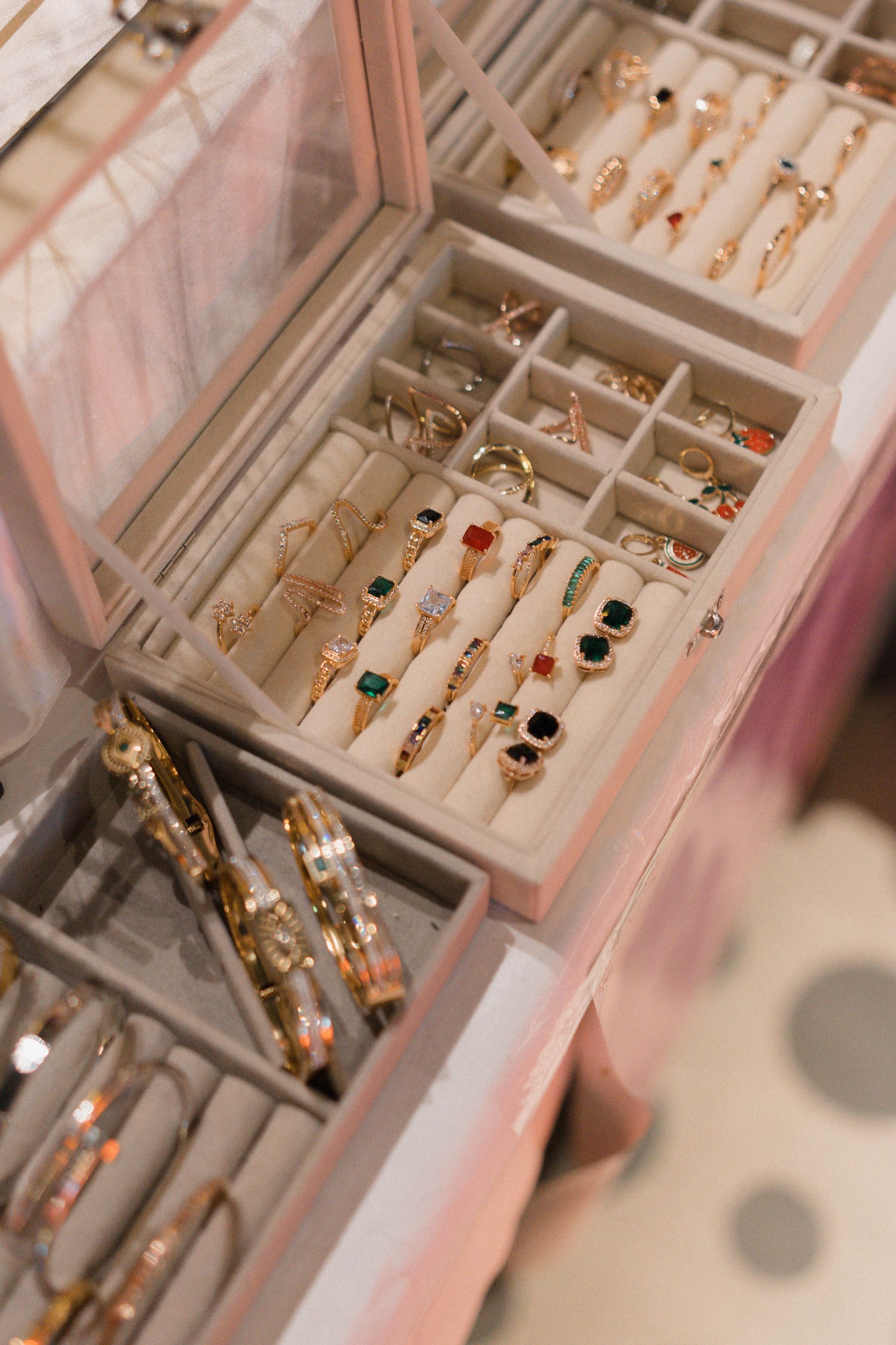 Collectie ringen en armbanden in een sieradendoos