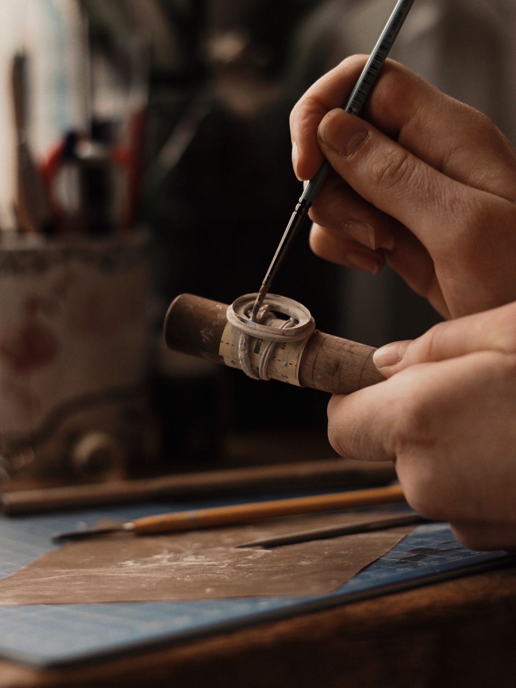 Een sieradenmaker werkt met gereedschap aan een ring