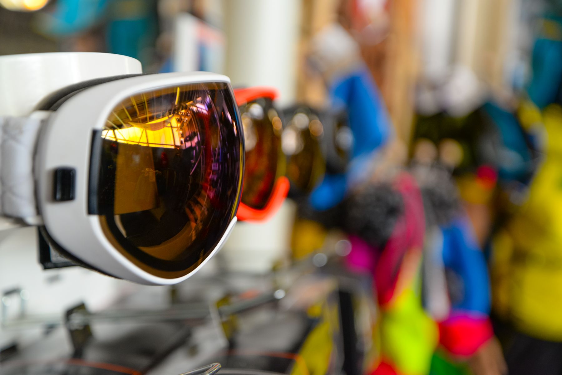 Skibrillen in verschillende kleuren in een sportwinkel