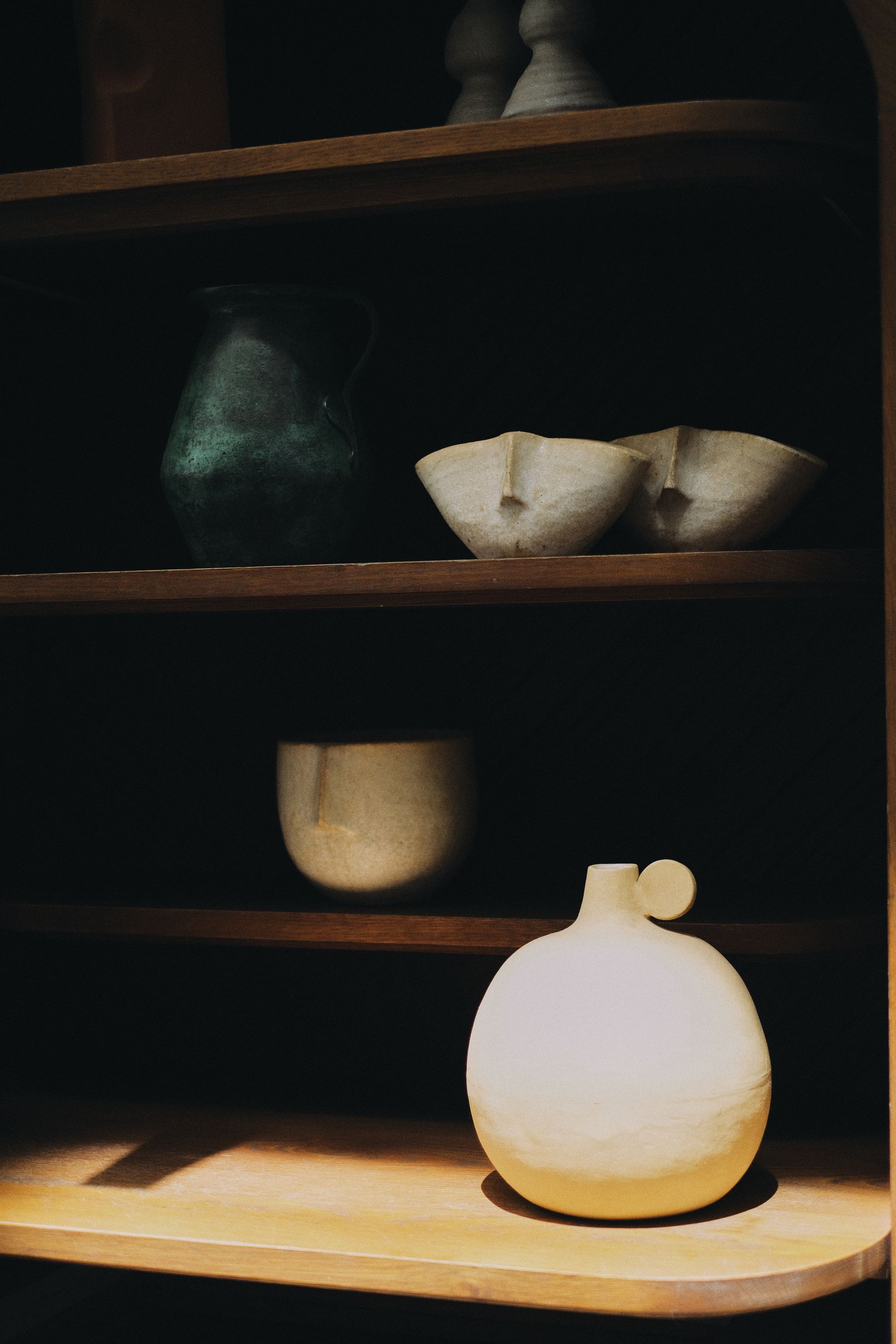 Wooncollectie met keramiek en natuurlijke materialen