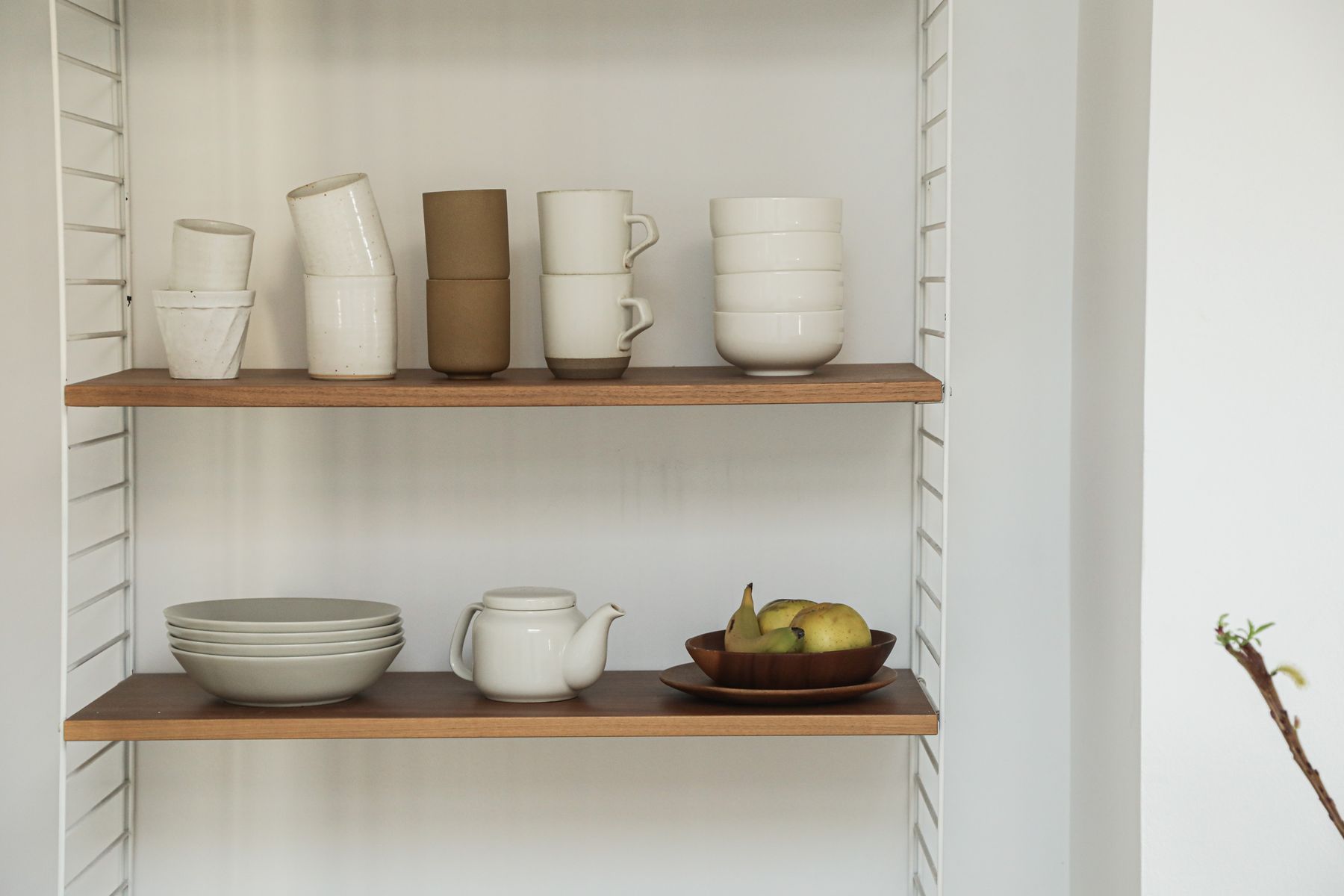 Keramiek en woonaccessoires op houten planken