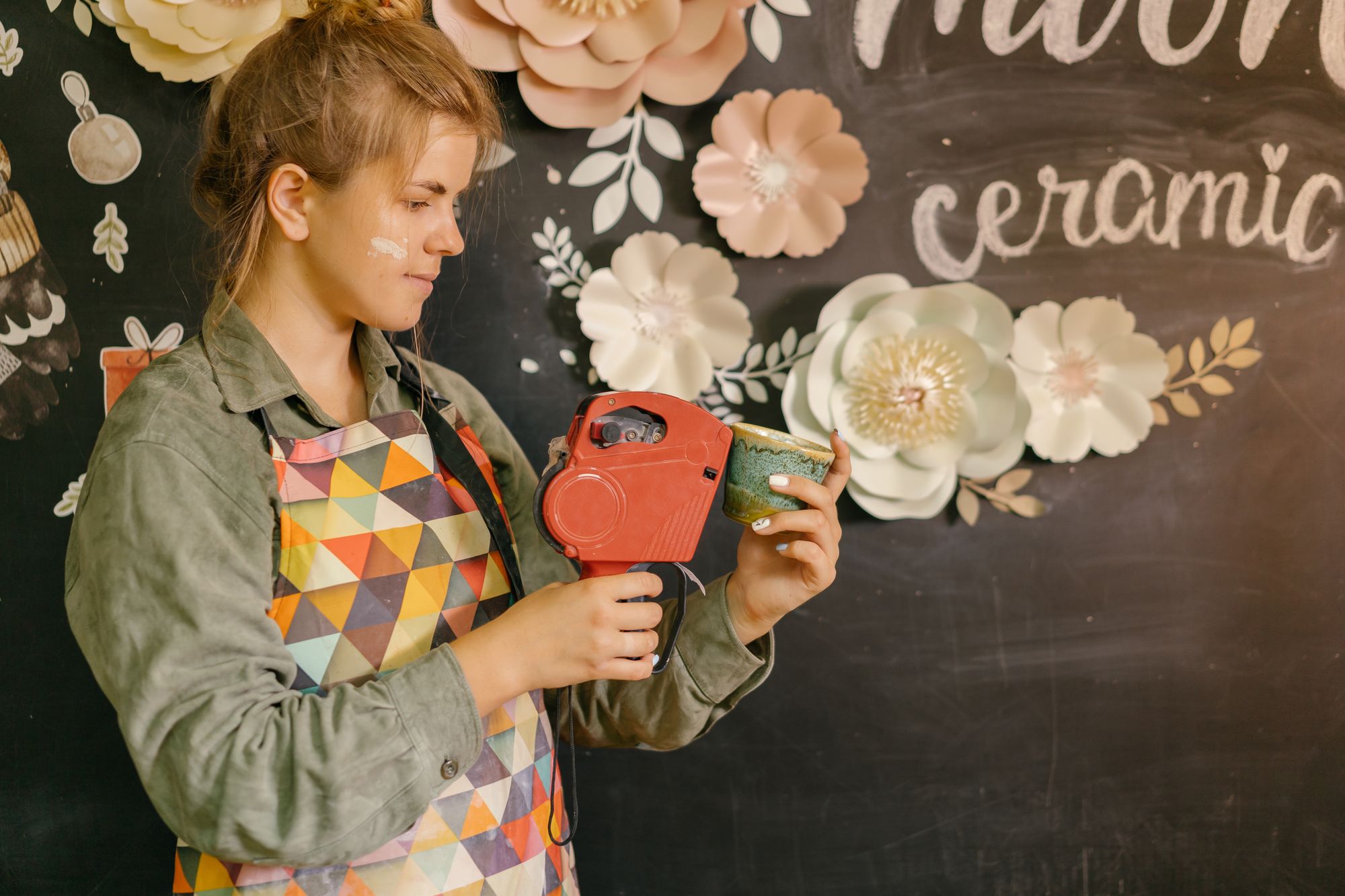 Maker werkt aan de afwerking van een handgemaakte mok