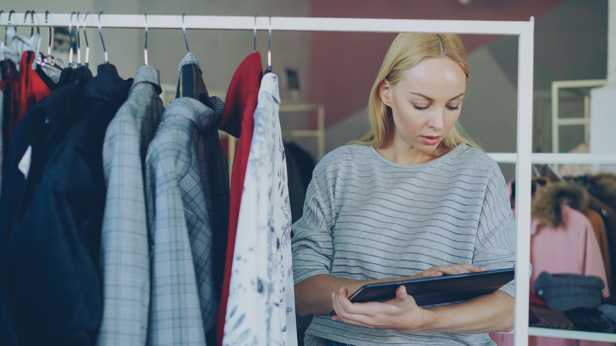 Winkelmedewerker controleert producten op een tablet