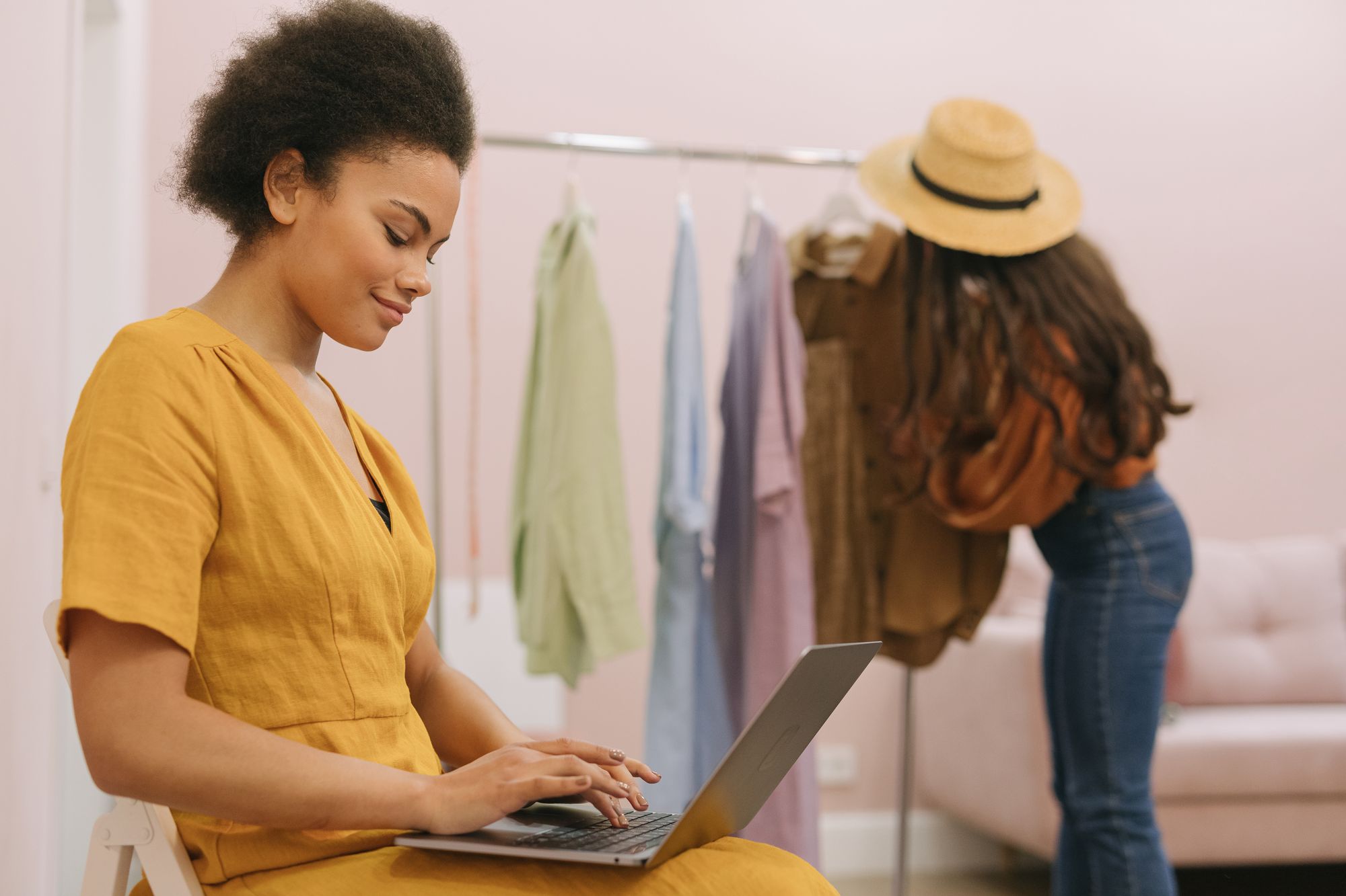 Ondernemer werkt aan haar laptop in een boutique