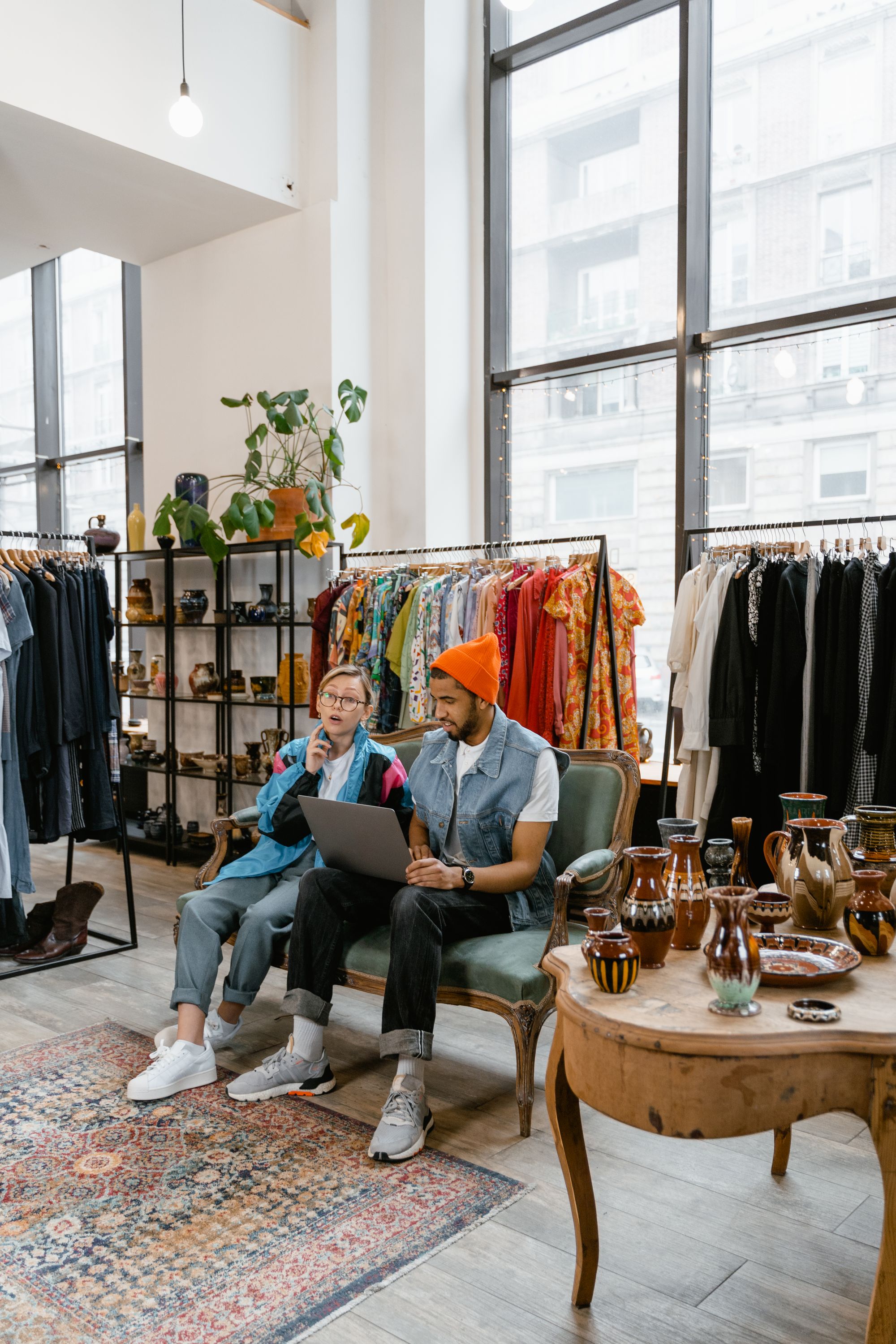 Een collectie bespreken met een laptop in een winkel