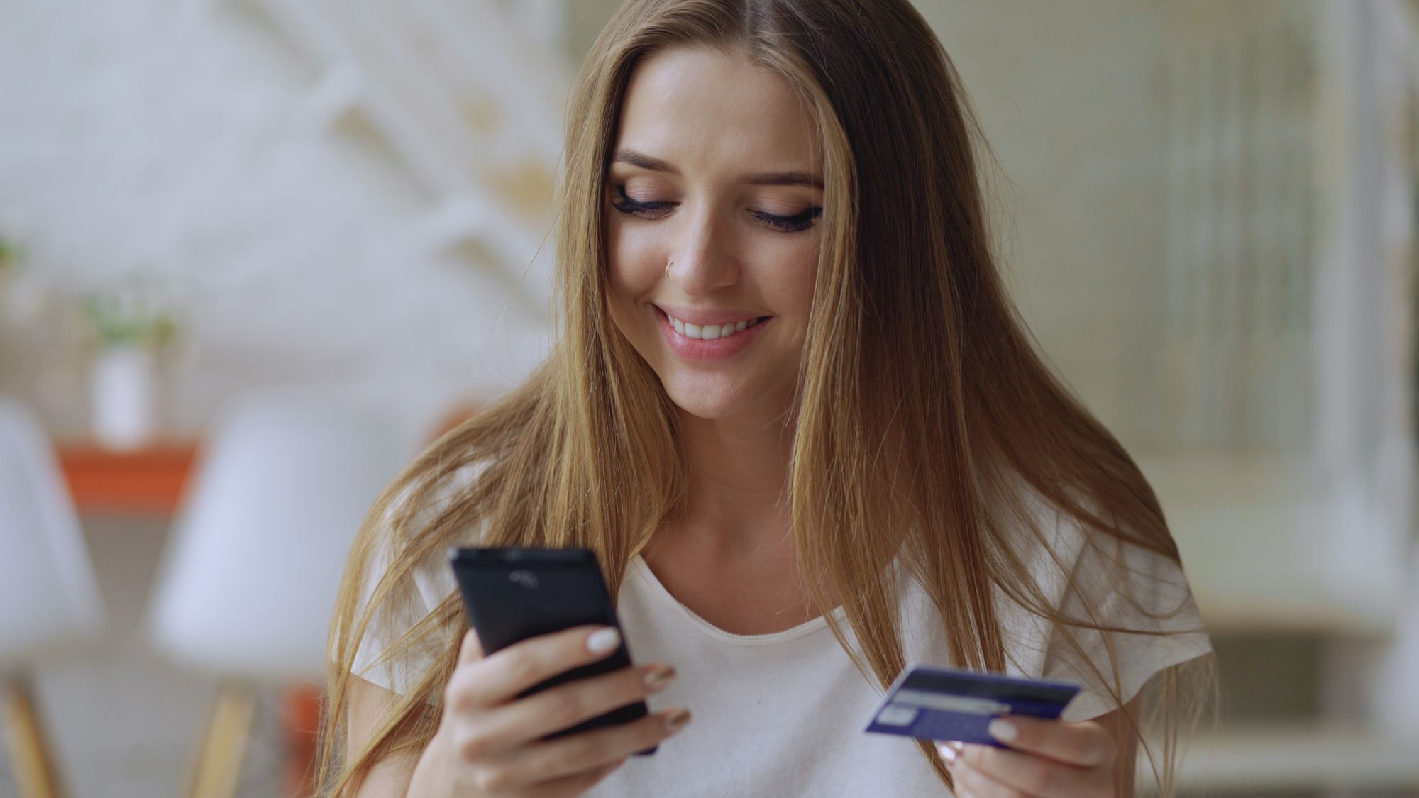 Klant winkelt online met een telefoon en betaalkaart