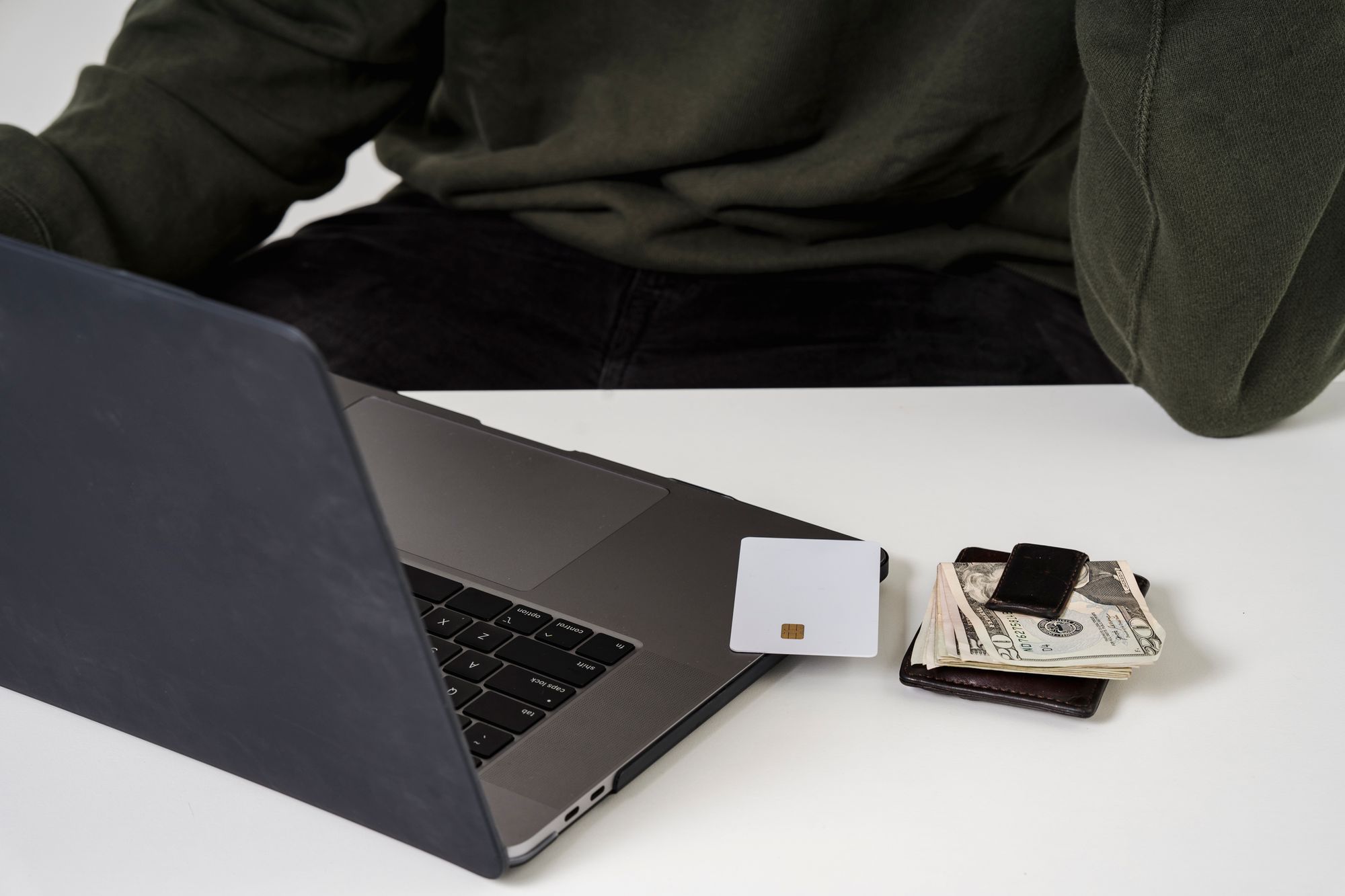 Klant winkelt online met laptop en betaalkaart