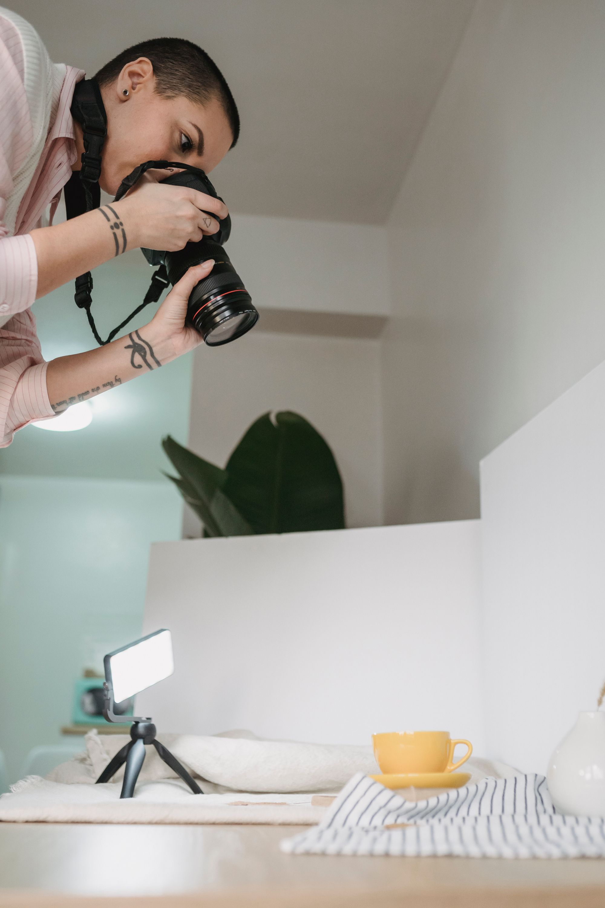 Fotograaf maakt een productfoto van een gele mok