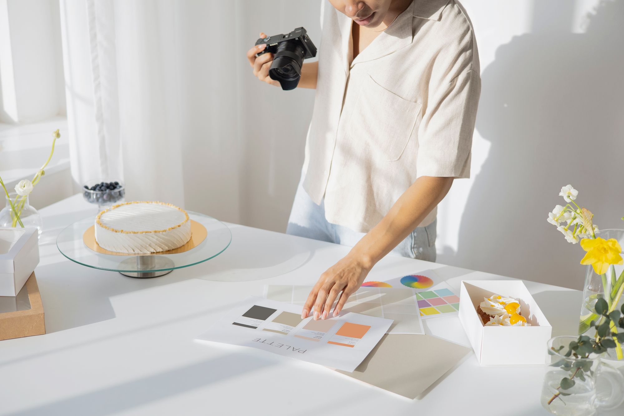 Productfotografie voorbereiden met camera en kleurstalen