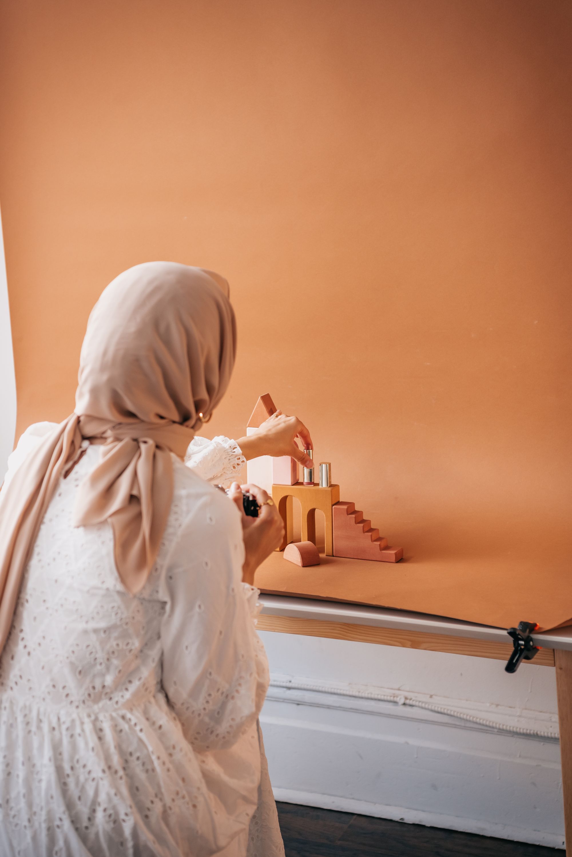 Fotograaf maakt productfoto’s met houten props