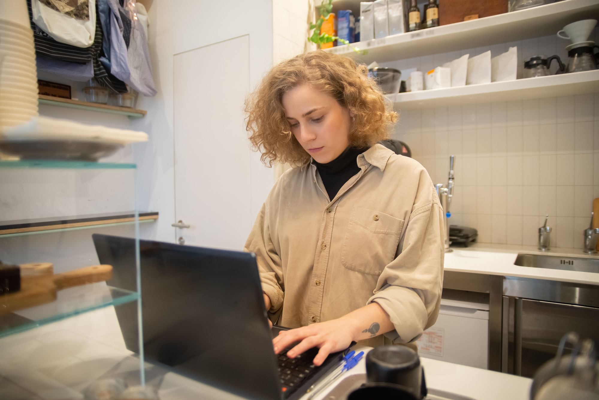 Ondernemer werkt geconcentreerd aan winkelcontent
