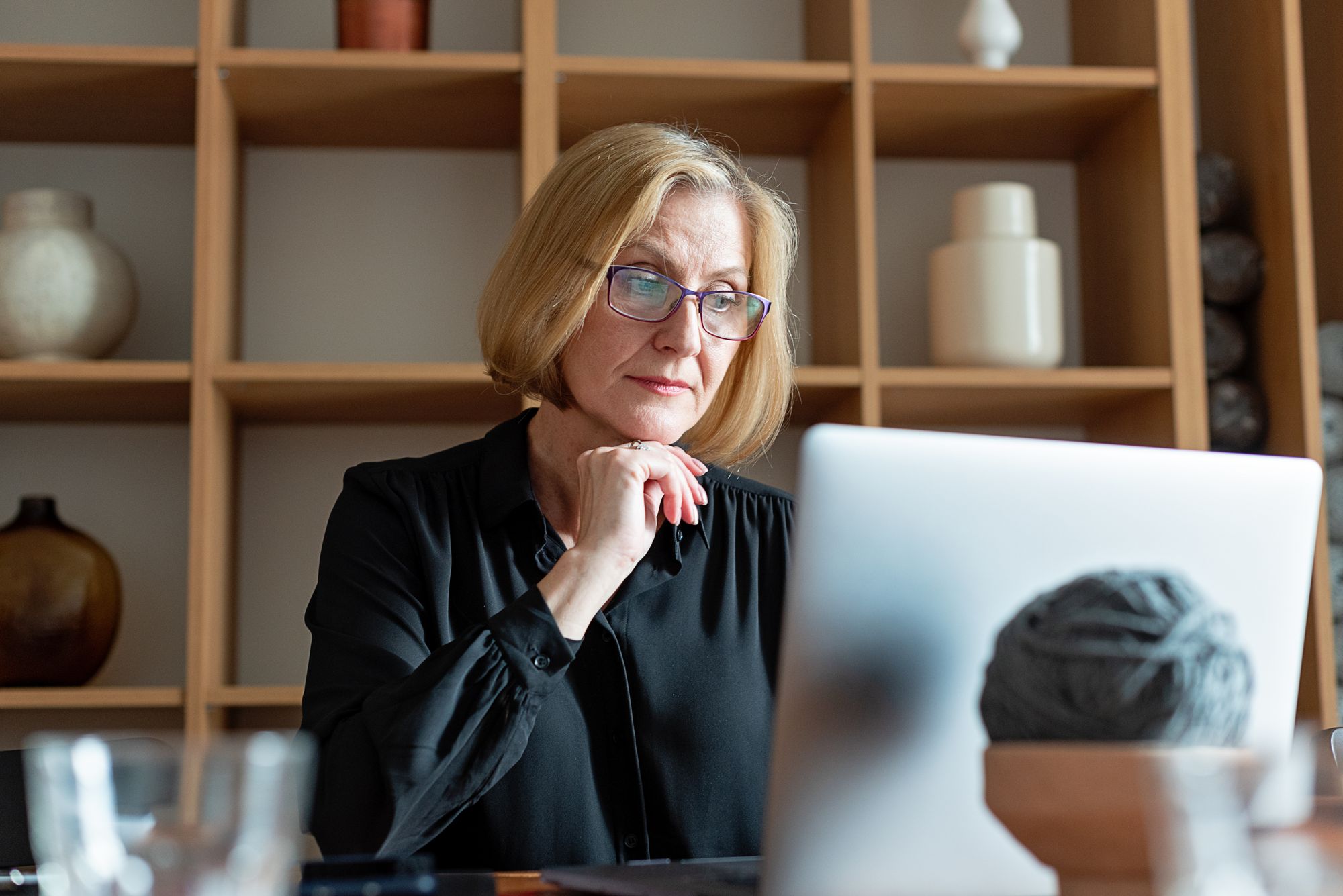 Vrouw werkt geconcentreerd aan haar laptop